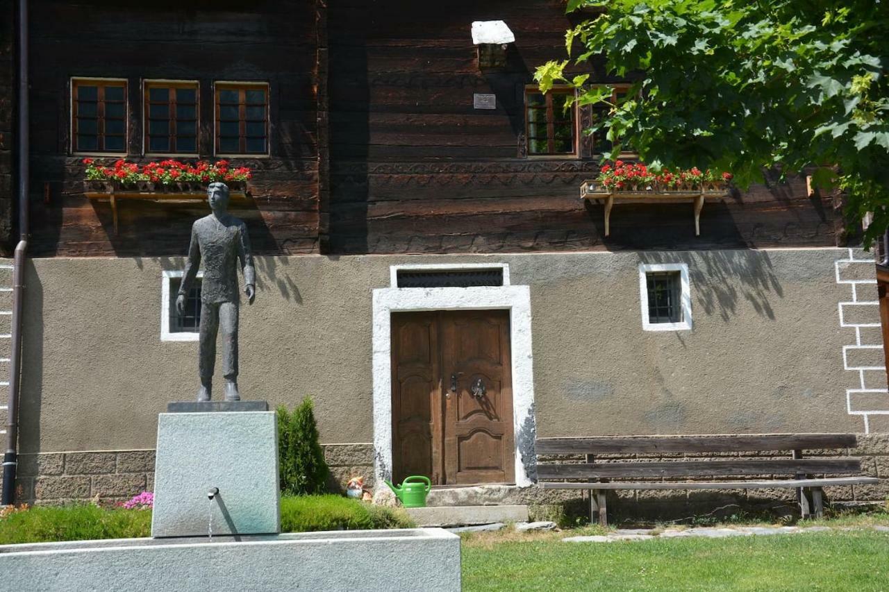 Denkmalgeschuetzter Spycher Total Renoviert Goms Exterior photo